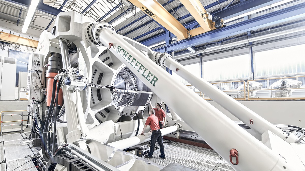ASTRAIOS is one of the most modern and most powerful test rigs for large-size bearings in the world.