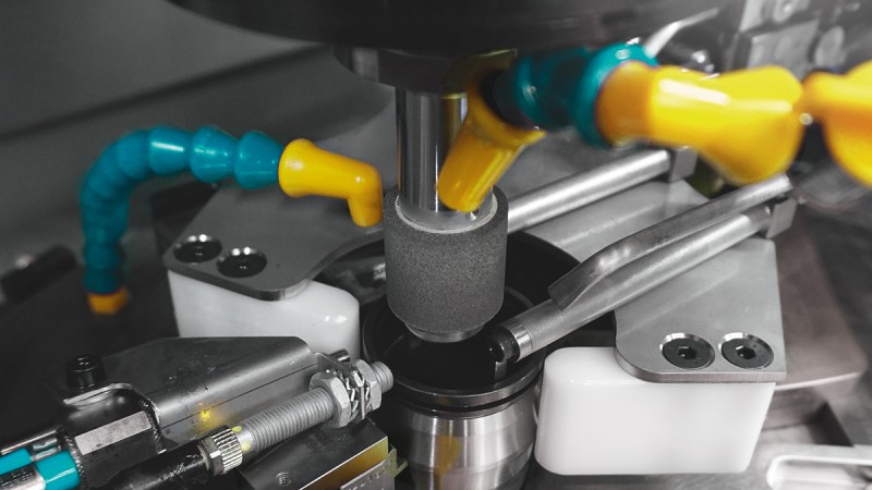 Machining of rolling bearings with a vertical spindle