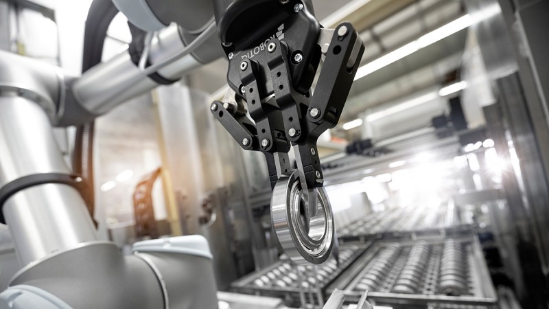 Cost-effective process equipping by means of a collaborative robot