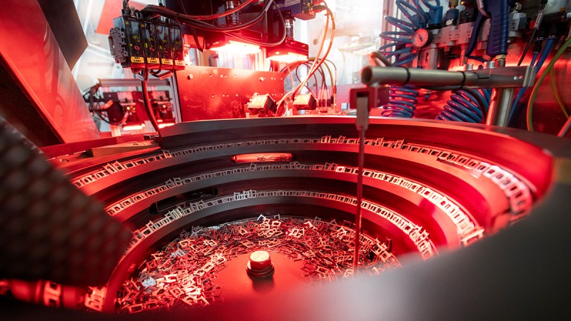 High-performance feeding system for chain link plates